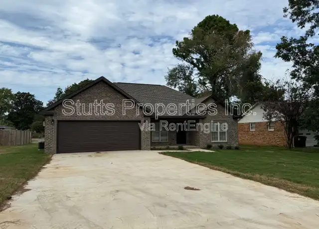 Property at 1013 Grand Ave, Muscle Shoals, AL, 35661, 3 beds, 2 baths, [object Object]