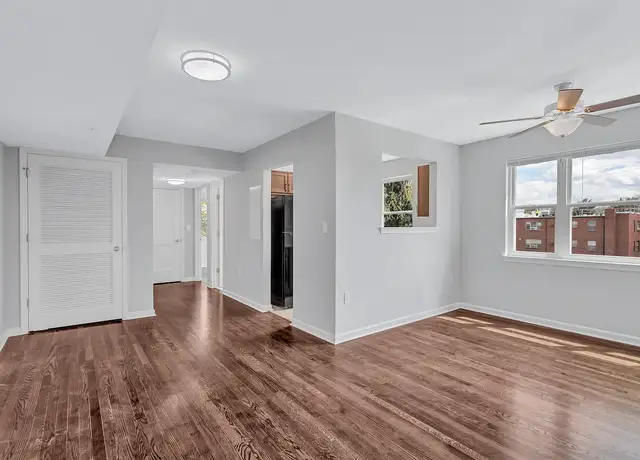 Photo of 425 N Frederick Ave, Gaithersburg, MD 20877