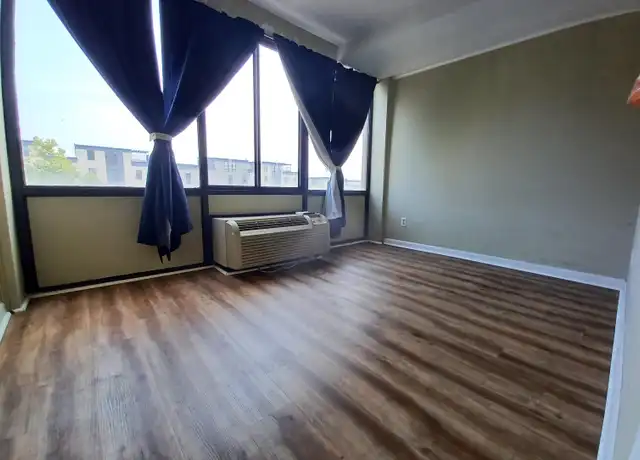 Property at 1700 Clinch Ave #207, Knoxville, TN, 37916, 1 bed, 1 bath, [object Object]