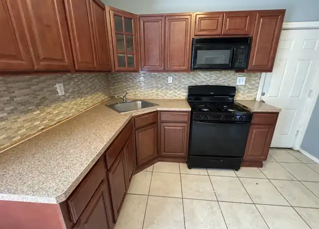 Property at 183 W Bigelow St Unit 2B, Newark, NJ, 07108, 3 beds, 1 bath, [object Object]