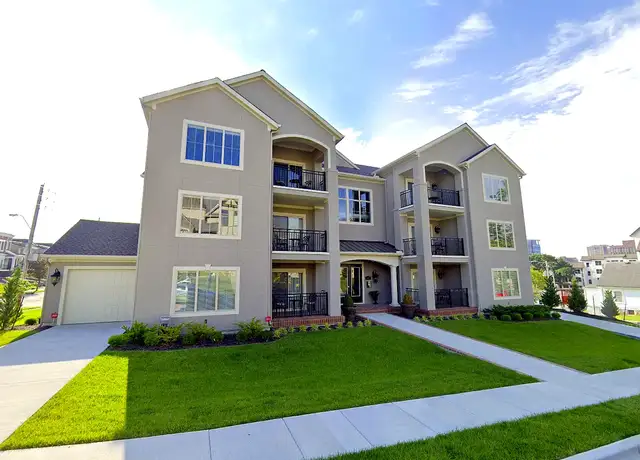 Photo of 4505 Summit St, Kansas City, MO 64111