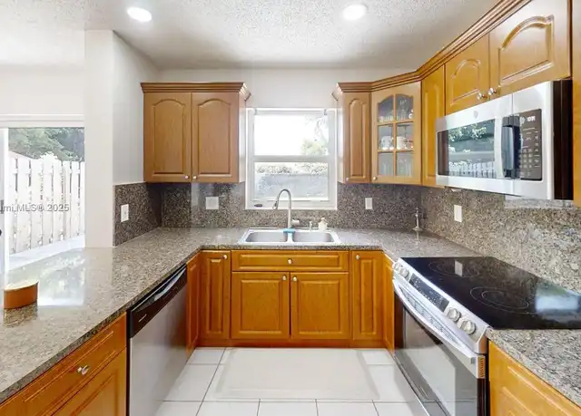 Property at 8422 SW 44th Pl, Davie, FL, 33328, 3 beds, 2.5 baths, [object Object]