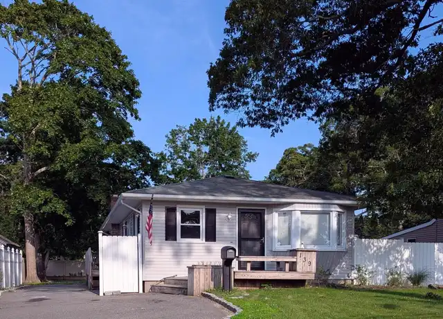 Property at 139 Pine Neck Ave, East Patchogue, NY, 11772, 3 beds, 2 baths, [object Object]