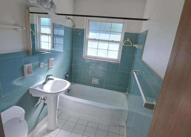 Photo of 2827 Charing Rd Unit D, Upper Arlington, OH 43221