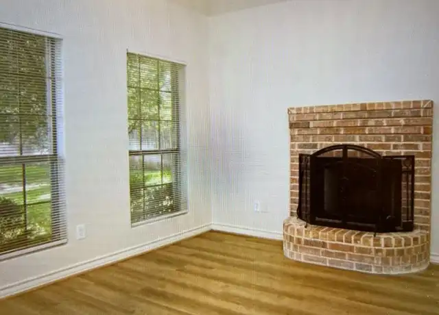 Property at 318 W Anderson St Unit 200, Weatherford, TX, 76086, 2 beds, 2 baths, [object Object]