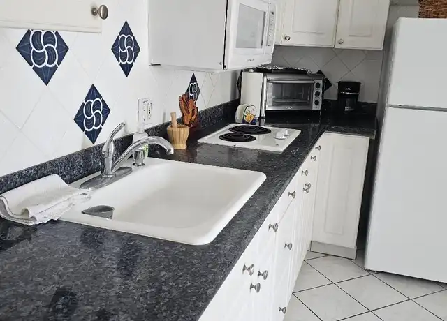 Property at 2440 A Ave Unit 803, Honolulu, HI, 96818, 1 bed, 1 bath, [object Object]