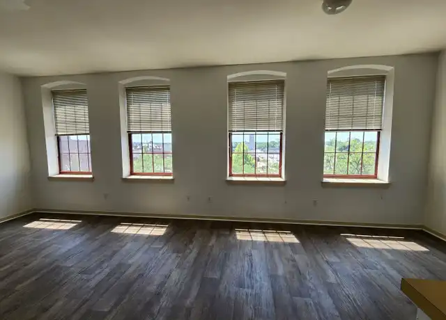 Property at 261 N Franklin St Unit 401, Hanover, PA, 17331, 3 beds, 1 bath, [object Object]