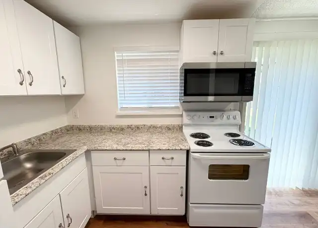 Property at R2212 - Pinewood Apartments - 2212 Carlson Rd, Vancouver, WA, 98661, 2 beds, 1 bath, [object Object]