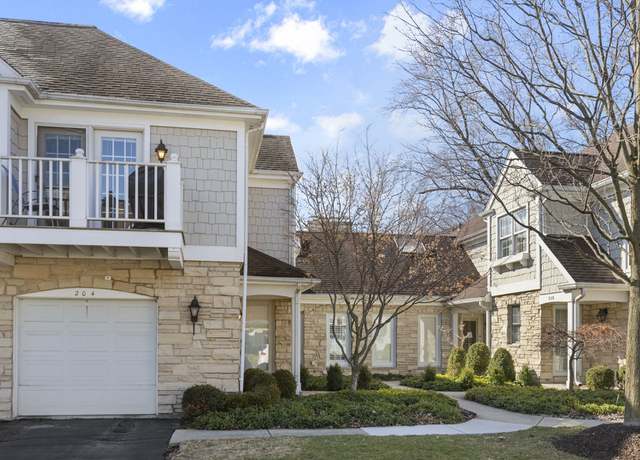 Photo of 204 Racquet Club Ct, Hinsdale, IL 60521