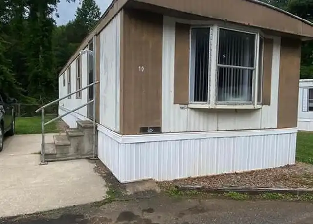 Property at 2115 31st Avenue Dr NE Unit 10S, Hickory, NC, 28601, 2 beds, 1 bath, [object Object]