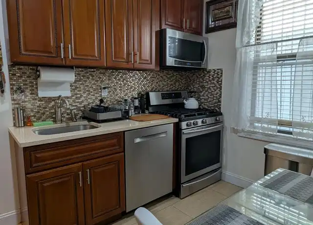 Property at 33-52 29th St Unit 1R, Astoria, NY, 11106, 2 beds, 1 bath, [object Object]