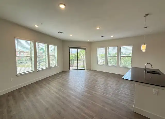 Property at 641 W Crosstimbers St Unit 211, Houston, TX, 77018, 2 beds, 2 baths, [object Object]