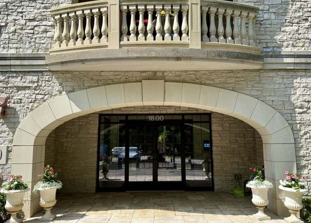 Photo of 1800 Amberley Ct #301, Lake Forest, IL 60045