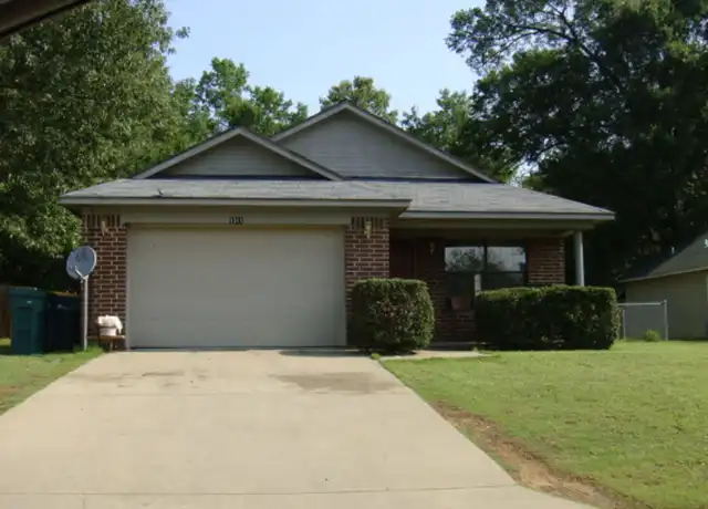 Property at 1311 E 13th St, Russellville, AR, 72802, 3 beds, 2 baths, [object Object]