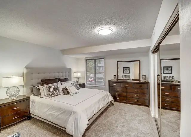 Photo of 6502 Kingfisher Ln, Eden Prairie, MN 55346