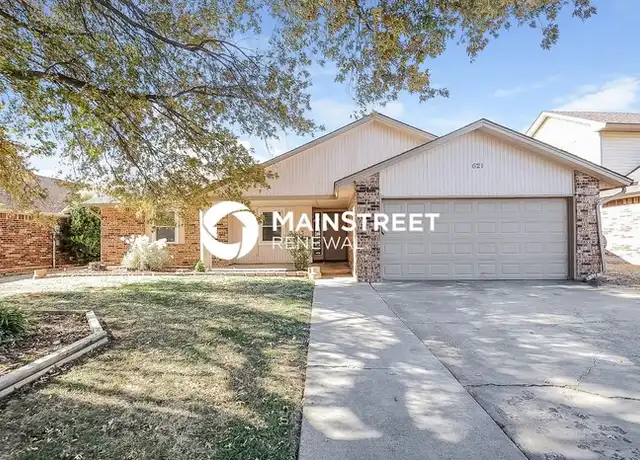 Property at 621 S Willowood Dr, Yukon, OK, 73099, 4 beds, 2 baths, [object Object]