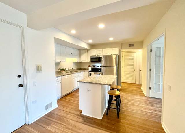 Photo of 600 W Russell St #305, Barrington, IL 60010