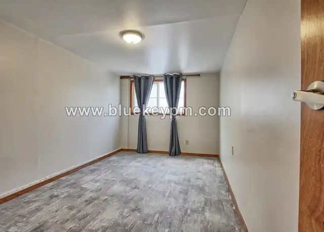 Property at 2952 SW Huber St Unit B, Portland, OR, 97219, 3 beds, 1 bath, [object Object]