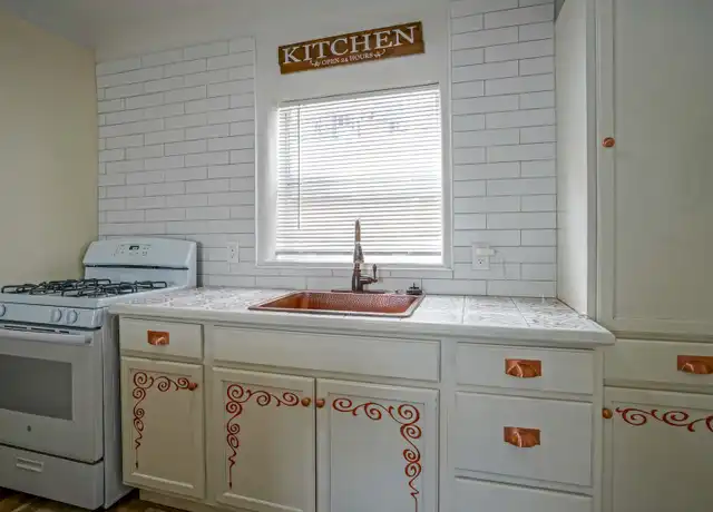 Property at 5800 Central Ave SW Unit 04, Albuquerque, NM, 87105, 1 bed, 1 bath, [object Object]