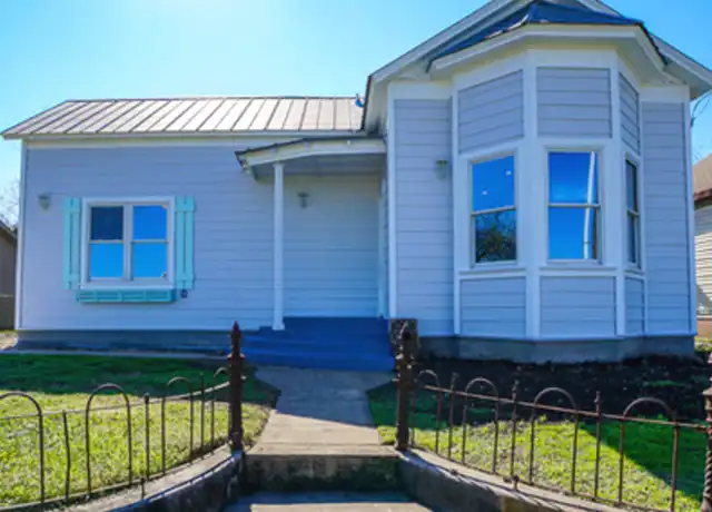 Property at 1814 N Interstate 35, San Antonio, TX, 78208, 3 beds, 2 baths, [object Object]