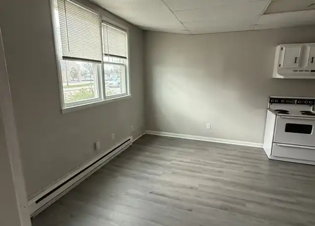Property at 1897 Clarke Dr Unit 5, Dubuque, IA, 52001, 1 bed, 1 bath, [object Object]