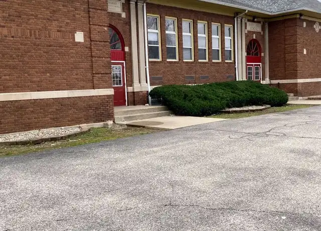 Property at 801 E Springhill Dr Unit 813, Terre Haute, IN, 47802, 1 bed, 1 bath, [object Object]