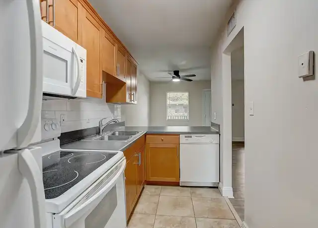 Property at The Oaks on Azeele - 3518 W Azeele St, Tampa, FL, 33609, 1 bed, 1 bath, [object Object]