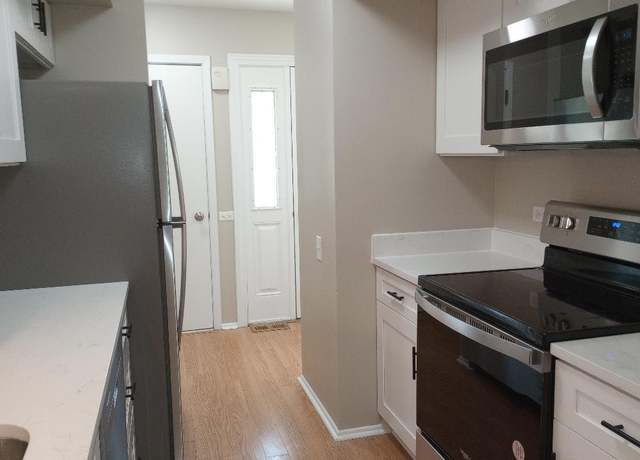 Photo of 110 Queens Cv, Barrington, IL 60010