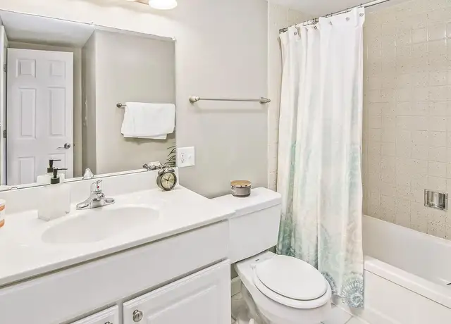 Photo of 975 Jefferson Sq, Elk Grove Village, IL 60007