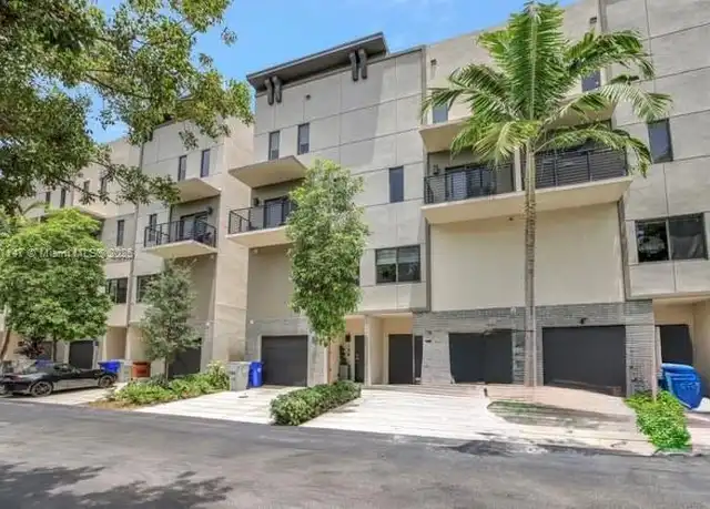 Property at 164 SE 4th Ter, Pompano Beach, FL, 33060, 3 beds, 3.5 baths, [object Object]