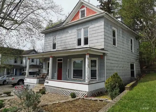 Property at 200 W State St Unit 1, Athens, OH, 45701, 3 beds, 1.5 baths, [object Object]