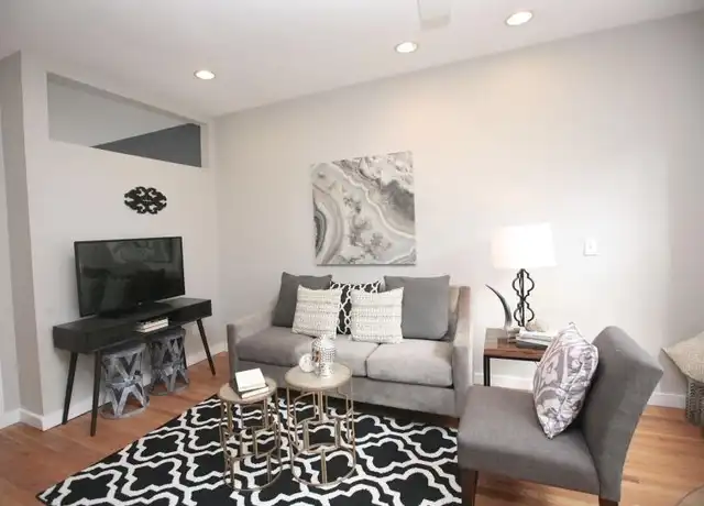 Property at 438 W Surf St, Chicago, IL, 60657, 2 beds, 1 bath, [object Object]