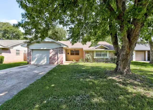 Property at 1627 Surrey Dr, Norman, OK, 73071, 3 beds, 2 baths, [object Object]
