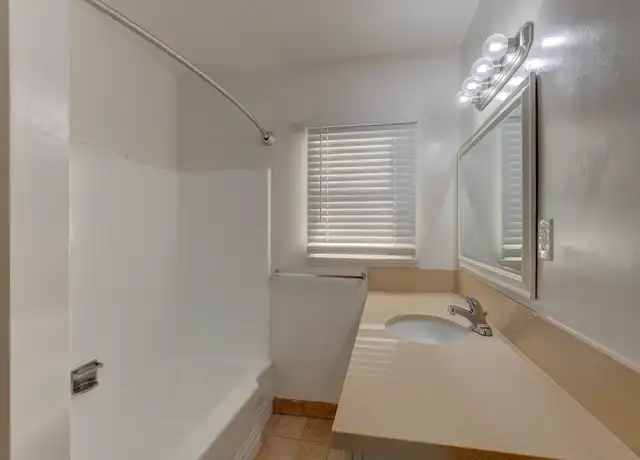Property at 1325 E Wilson Ave Unit 5, Glendale, CA, 91206, 1 bed, 1 bath, [object Object]