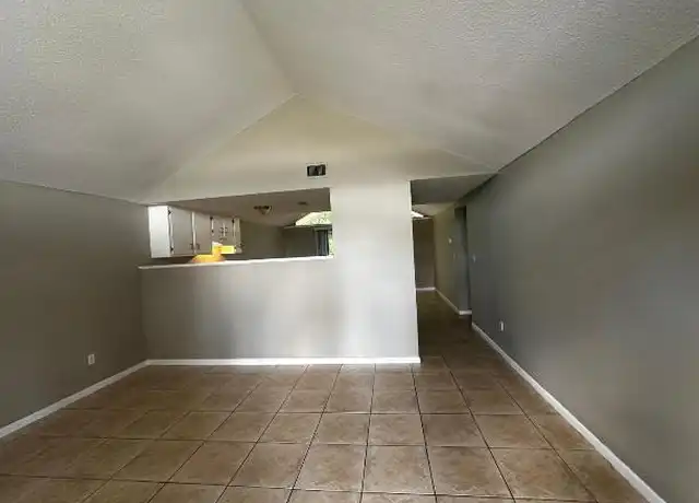 Property at 2212 E Silver Springs Blvd, Ocala, FL, 34470, 1 bed, 1 bath, [object Object]