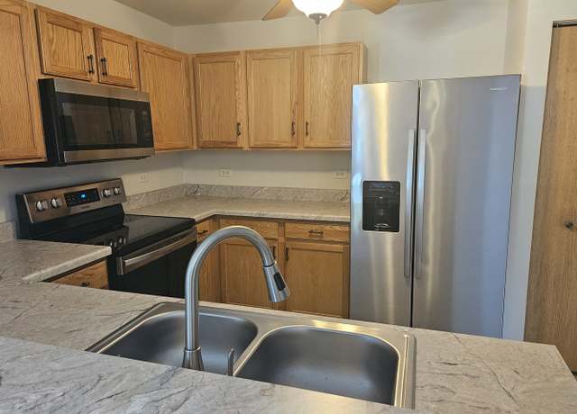 Photo of 1401 Silverstone Dr, Carpentersville, IL 60110