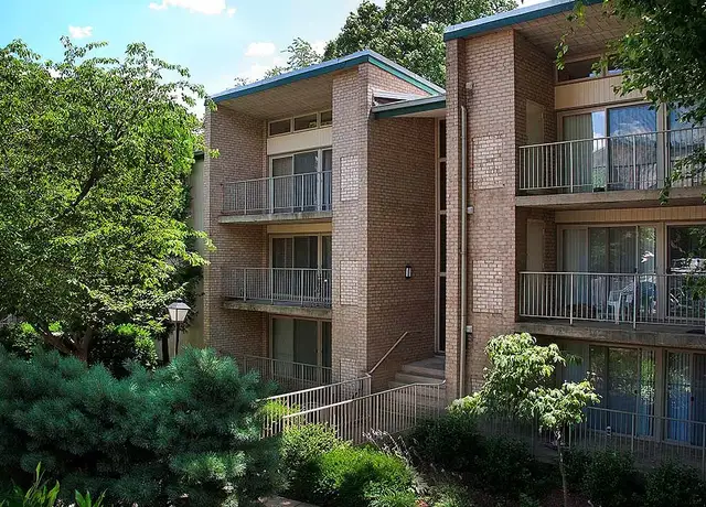 Photo of 2250 Mohegan Dr, Falls Church, VA 22043