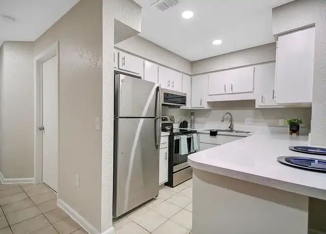 Property at The Rhoads - 425 S 9th St, Leesburg, FL, 34748, 2 beds, 1 bath, [object Object]