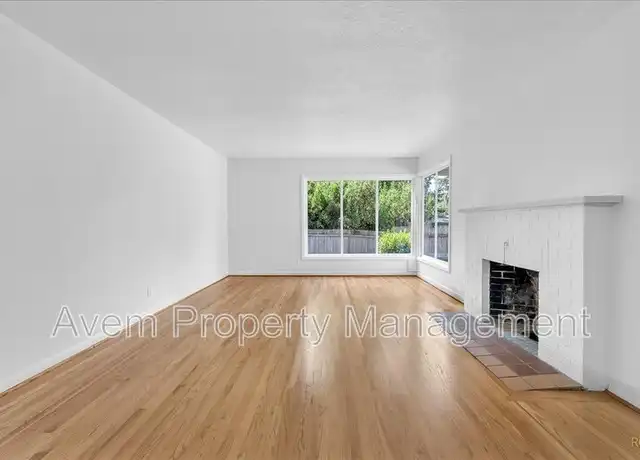Property at 9710 S Corbett Ln, Portland, OR, 97219, 5 beds, 2 baths, [object Object]