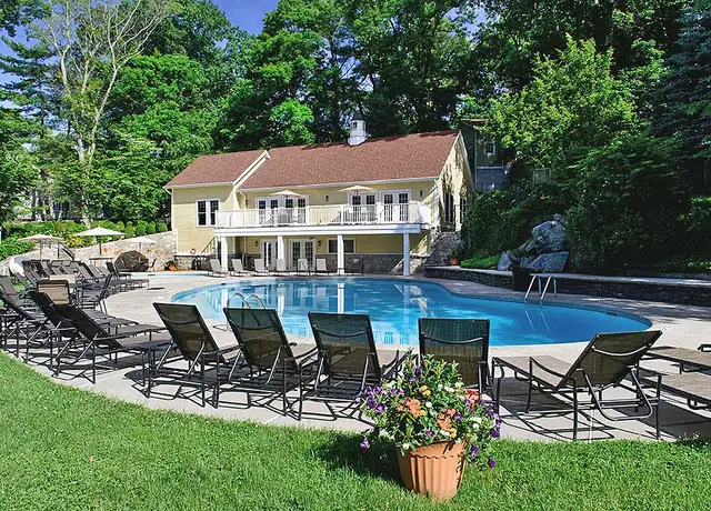 Photo of 9 Putnam Grn, Greenwich, CT 06830