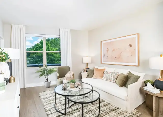 Photo of 1033 W Broad St, Falls Church, VA 22046