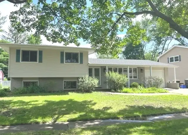 Property at 923 Crestfield Ave, Libertyville, IL, 60048, 4 beds, 2 baths, [object Object]