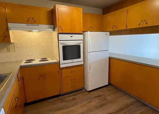Property at Town and Country Apartments - 4820 SW Barbur Blvd, Portland, OR, 97239, 1 bed, 1 bath, [object Object]
