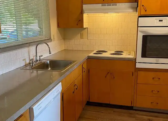 Property at Town and Country Apartments - 4820 SW Barbur Blvd, Portland, OR, 97239, 1 bed, 1 bath, [object Object]