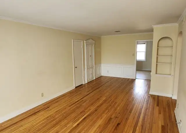 Property at 9020 W North Ave Unit 5, Wauwatosa, WI, 53226, 2 beds, 1 bath, [object Object]