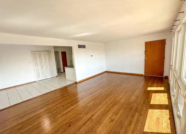 Property at 3154 W 93rd St Unit 1B, Evergreen Park, IL, 60805, 2 beds, 1 bath, [object Object]