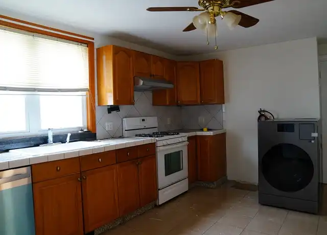 Property at 14 Berkeley St Unit 1R, Watertown, MA, 02472, 3 beds, 1 bath, [object Object]