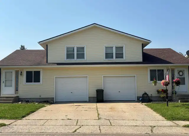 Property at 2827 W 66th St, Davenport, IA, 52806, 2 beds, 1 bath, [object Object]
