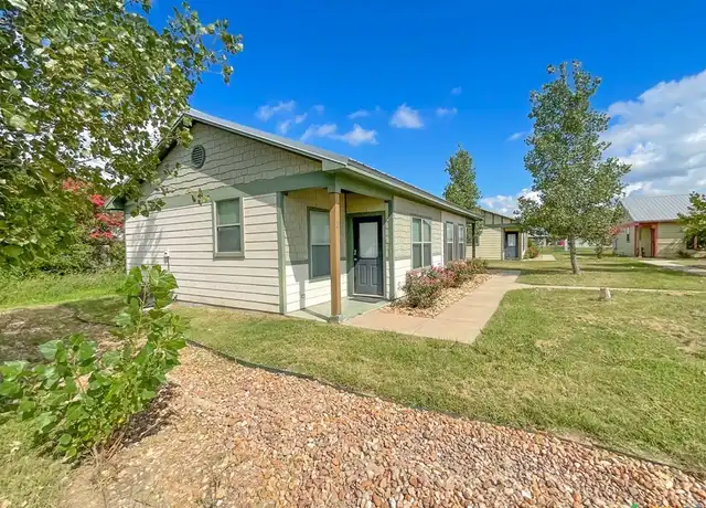 Property at 785 E Independence St, Giddings, TX, 78942, 1 bed, 1 bath, [object Object]