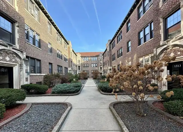 Property at 1315 Oak Ave Unit 2J, Evanston, IL, 60201, 2 beds, 1 bath, [object Object]